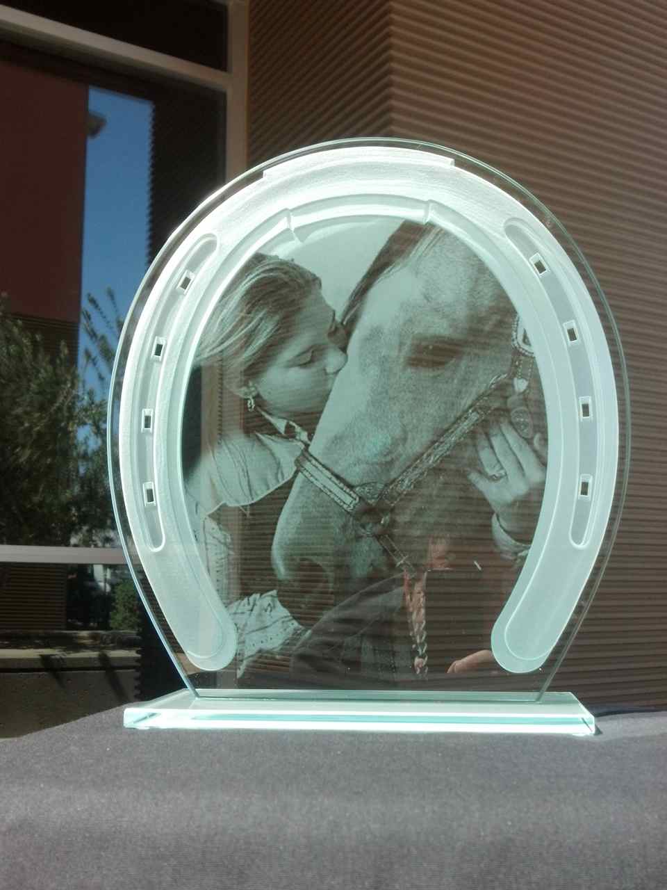 plaque horseshoe girl kissing horse wildlife picture photo resist - 2