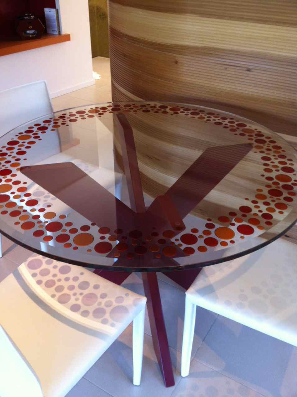 round glass table geometric border