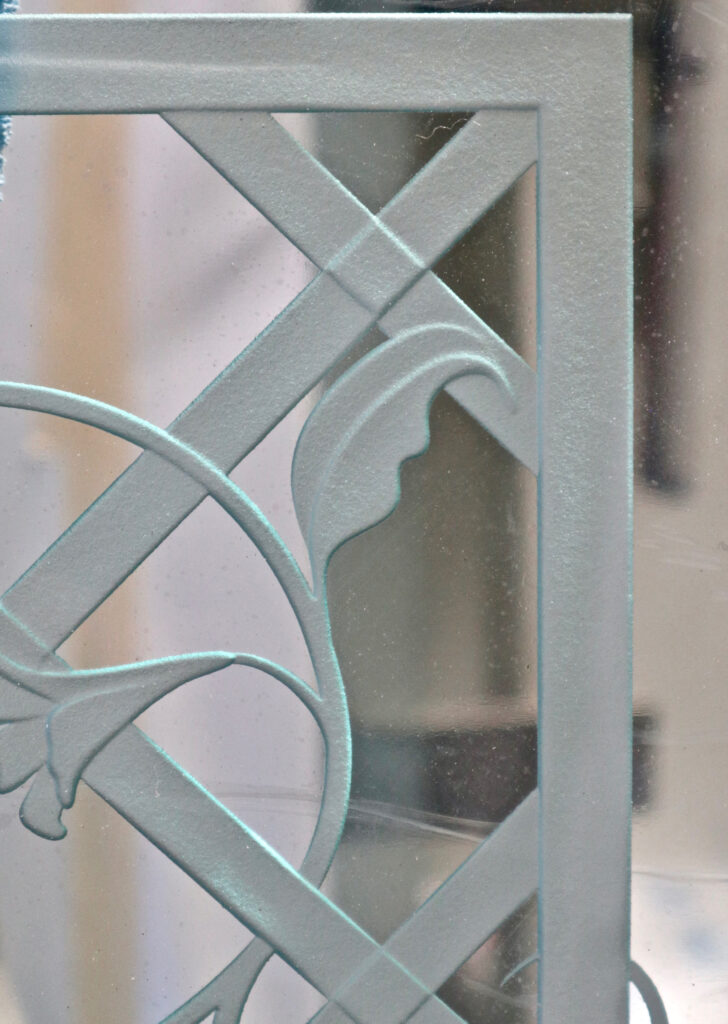 A close-up detailed look of the featured etched table design Morning Glory Lattice.