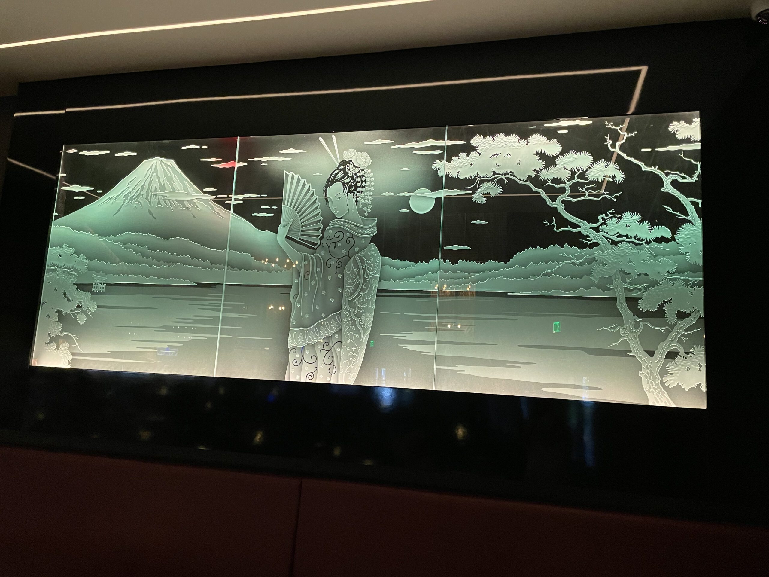 Glass partition for creative studios feat the design Geisha in beautiful landscape mount fuji