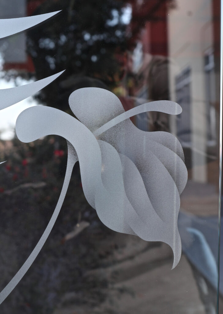 frosted glass cala lily flower close up 2D Effect clear glass sans soucie

