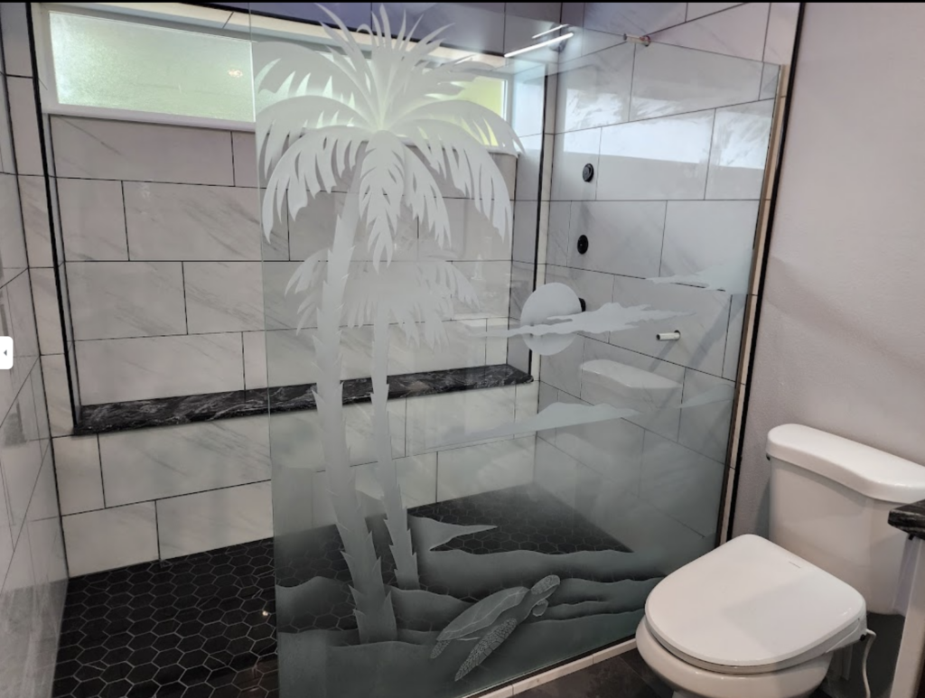 Partition glass for bathroom featuring palm sunset design