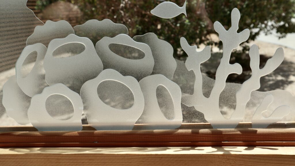 Intricate 3D frosted glass depiction of coral and sea life, blending nature&rsquo;s beauty with artistic craftsmanship.