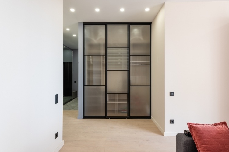 Reeded glass partition
